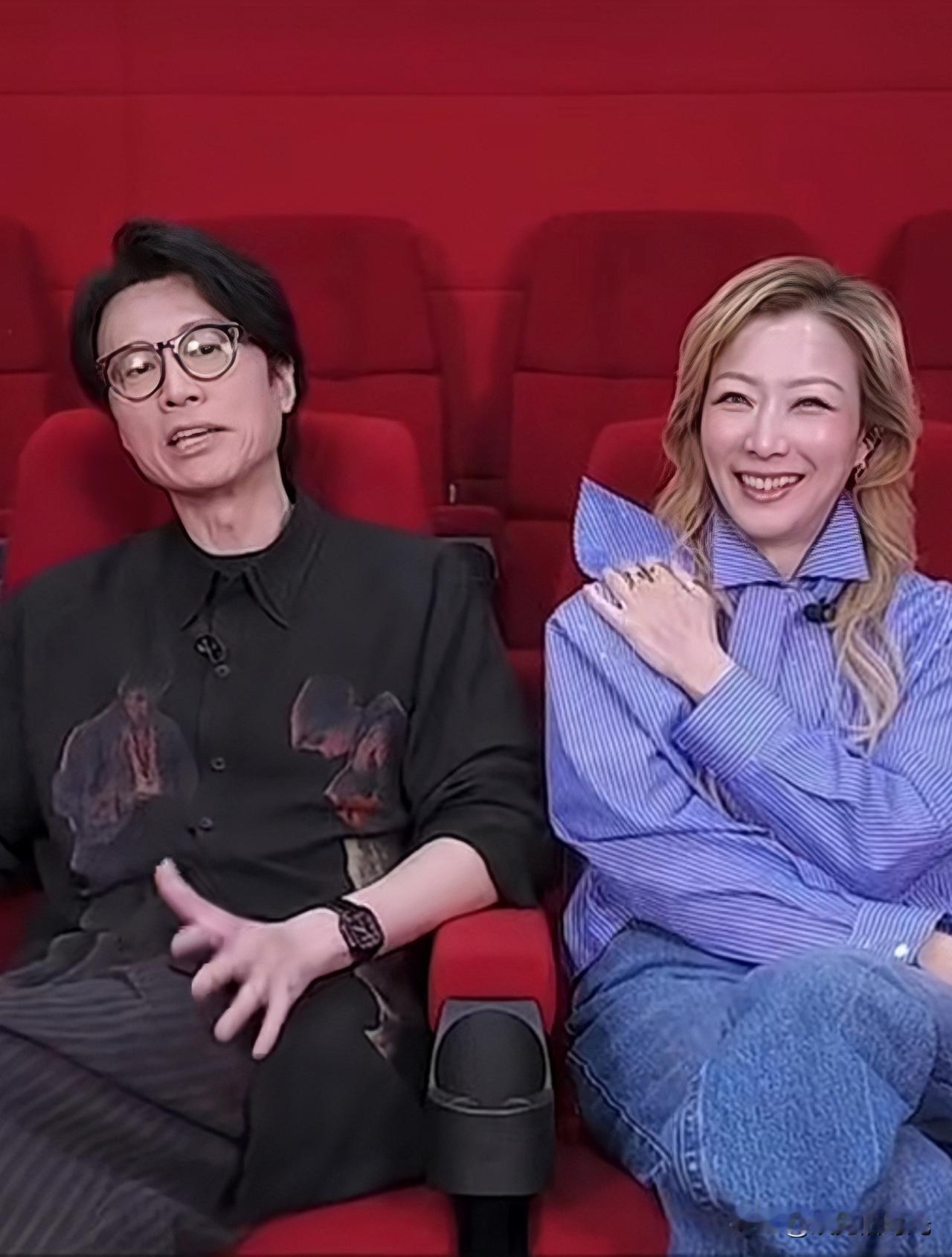 没想到这么多年了还能看到他俩合作。

黄子华今年65岁，郑秀文也54岁了。

黄