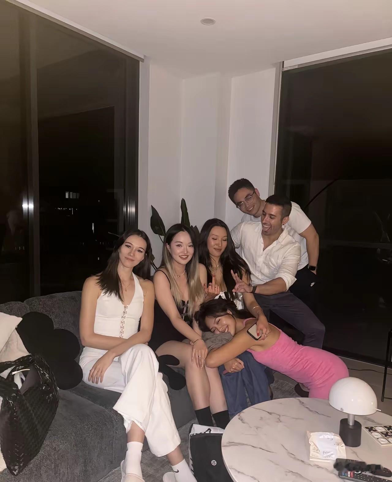 女留学生的瓜真是越扒越大
出国留学原本是求知和增长见识
不知什么时候，留学的初心