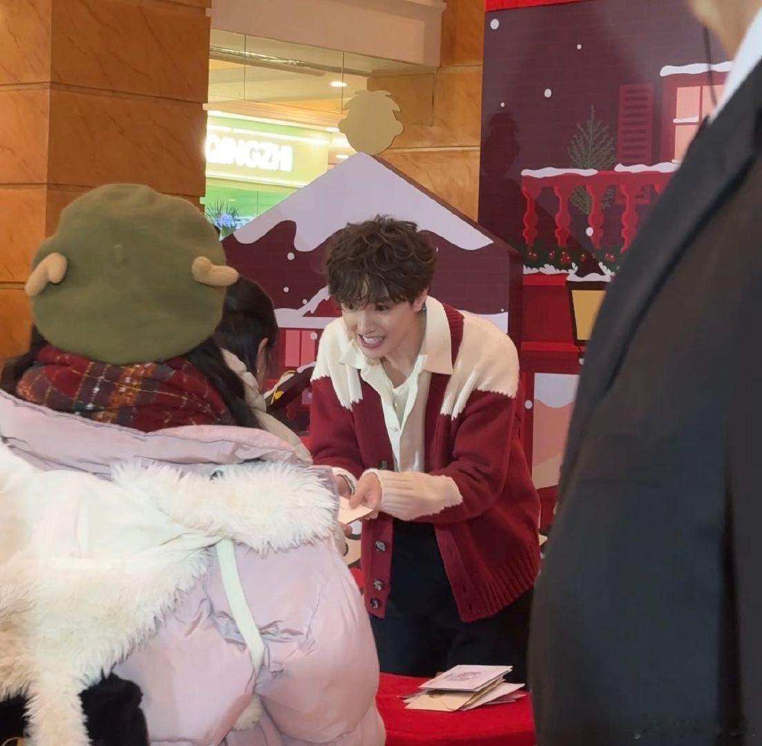 官鸿卷发花泽类回来了 好久不见官鸿这样的卷发！搭配这身冬日穿搭，温柔感直接封神，