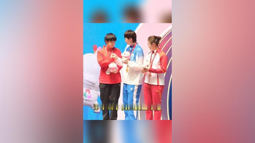 孙颖莎的发言满是格局与担当——既珍视与王曼昱“决赛见”的顶尖对决情谊，敬对手、惜