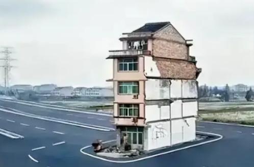 2003年，上海钉子户放出狠话：“没有六套房加一个亿，你们休想让我搬走！”为此，