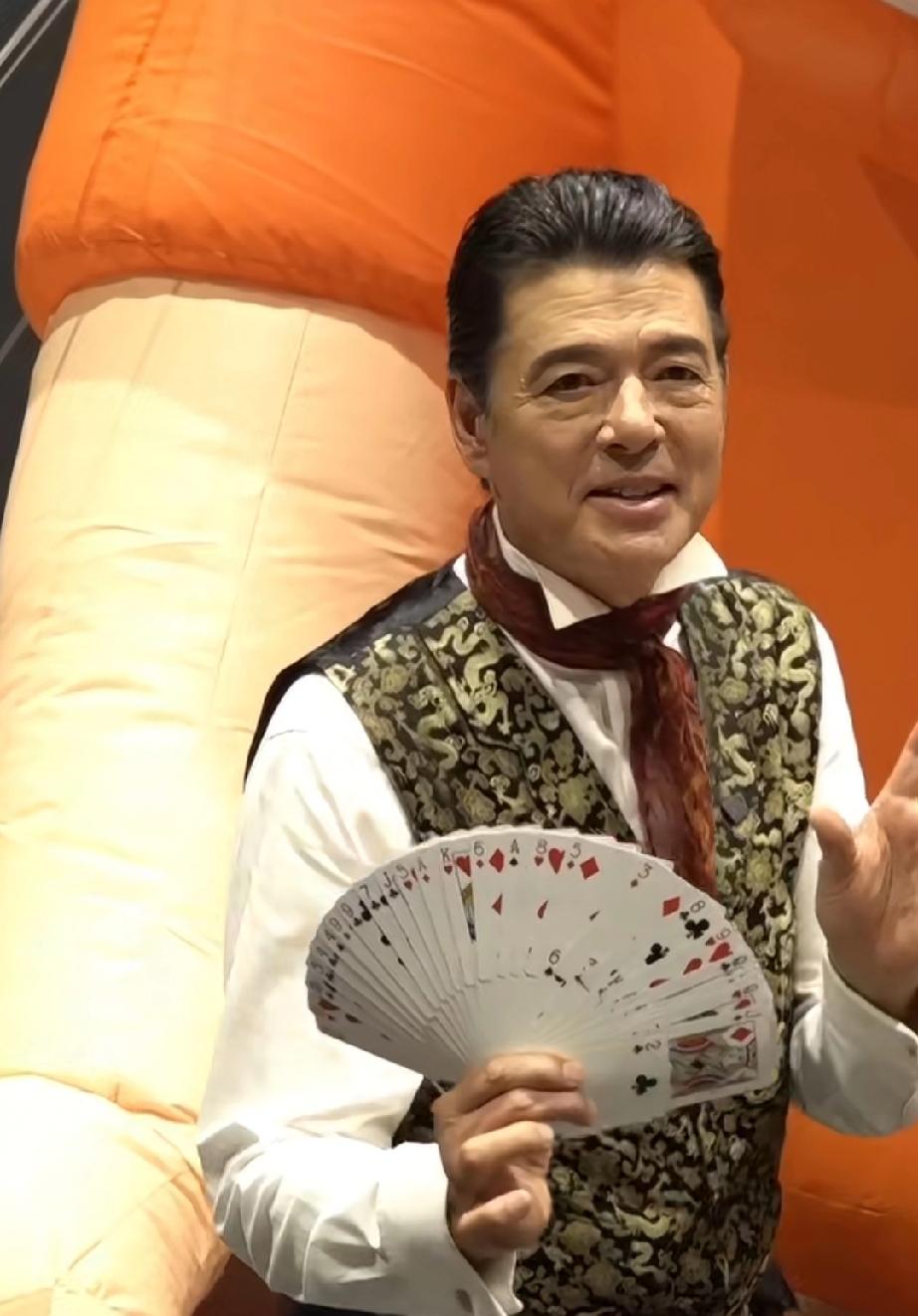 法国赌神真的回来了，与冯德伦一起验牌

互联网时代就是方便，想看谁一起呼喊他，跨