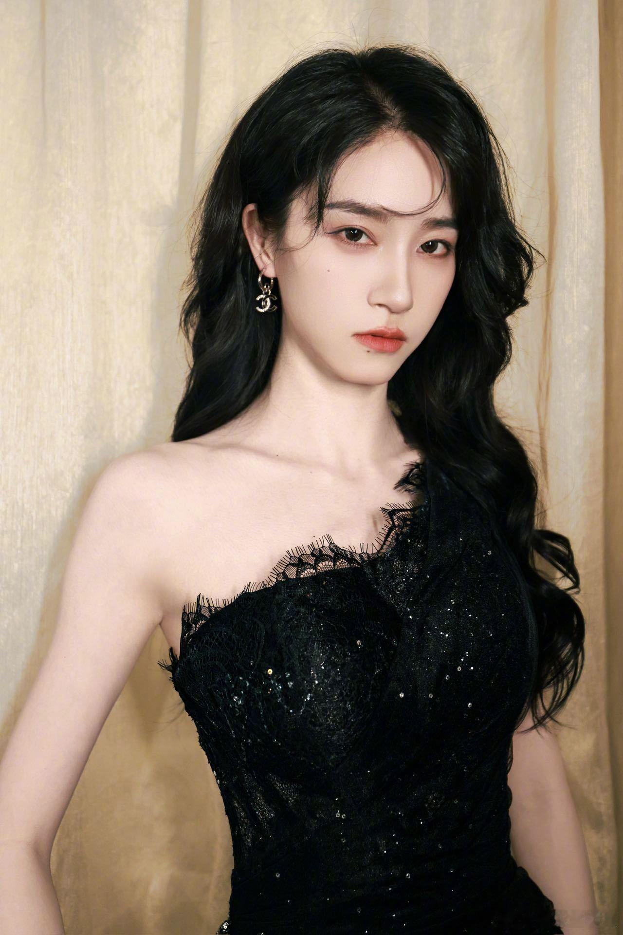 蒋芸 姐感 不愧是“姐感天花板”，的时尚清冷真是独一份的，看得人想叫妈咪！ 