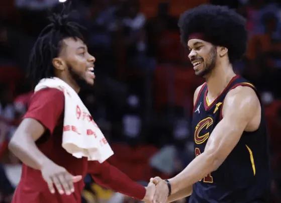 难以置信，这个赛季，吊车尾的快船超市大门没开，主教练都还没下课，反而是，隔壁的骑