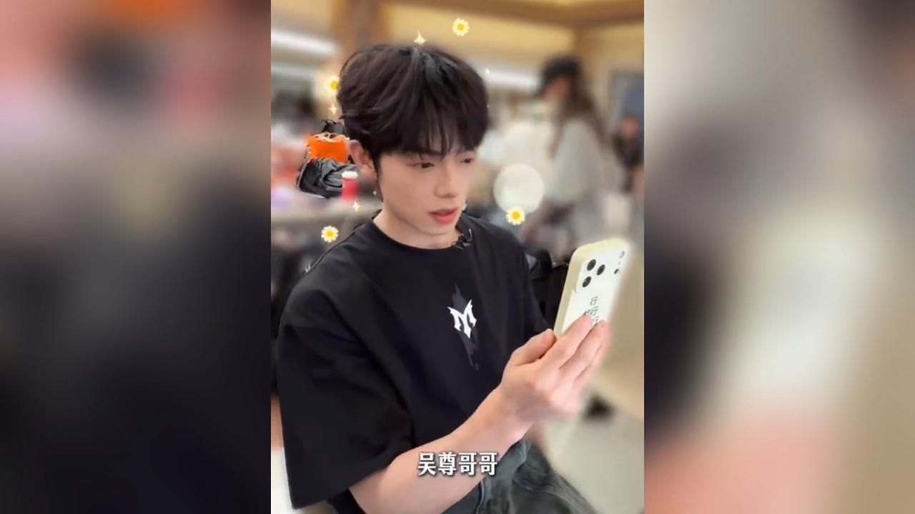 曾辉凭一己之力凑齐飞轮海，吴尊通过刘畊宏联系曾辉，还安慰曾辉说：“谢谢你唱我们的歌”