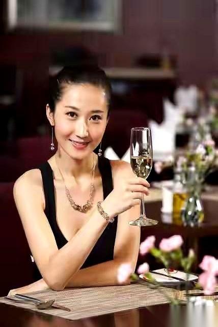 我刚掐指一算，我未来的那口子，八成是从西南方向来的。
你别笑，一个特老派的算法。