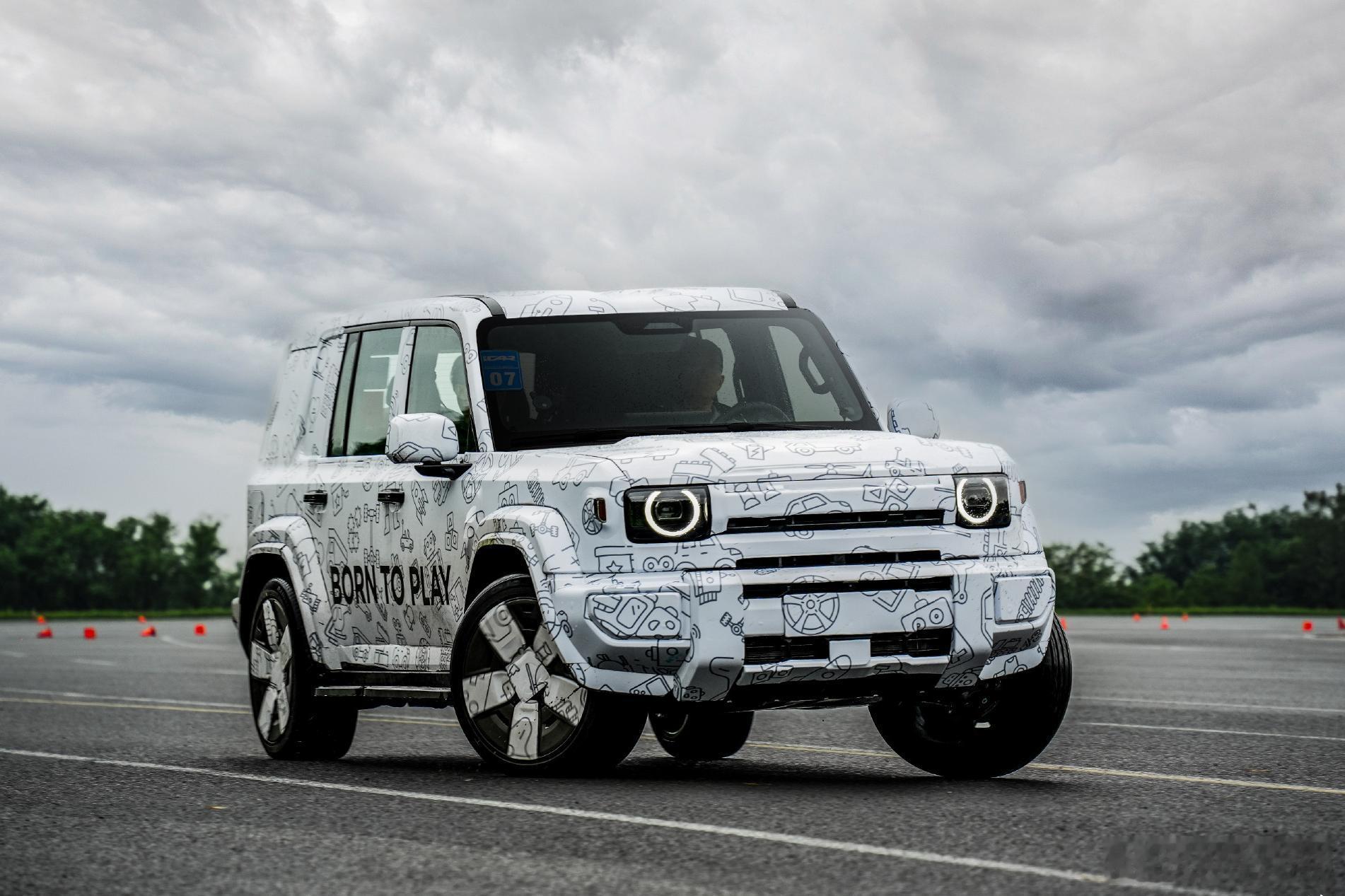 iCAR V27预告图公布，8月1日迪拜全球首秀。这造型和卫士也太像了....i