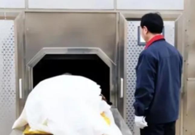 1995年东莞，东莞市殡仪馆内送来了一具已经有味道的女尸，火化工人正准备将一具已