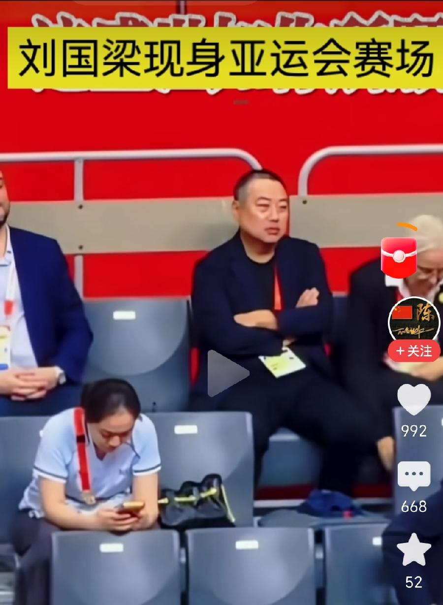 刘国梁在亚运赛场沉思。
蔡振华留给刘国梁的
和刘国梁留给王励勤的
不是一样的价值
