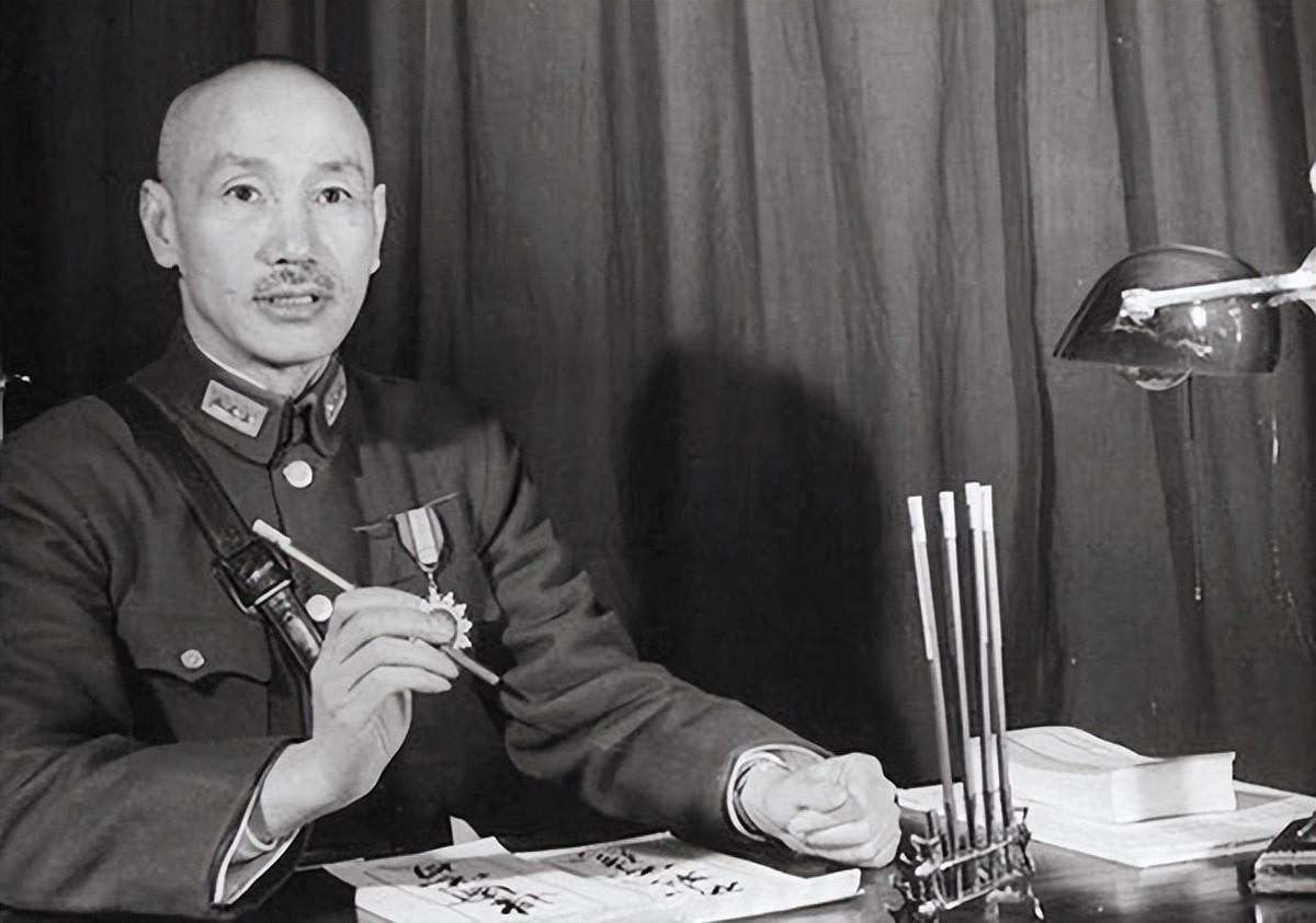 1945年，重庆谈判时， 蒋介石 提出让毛主席担任省长，毛主席平静地问：“委员长