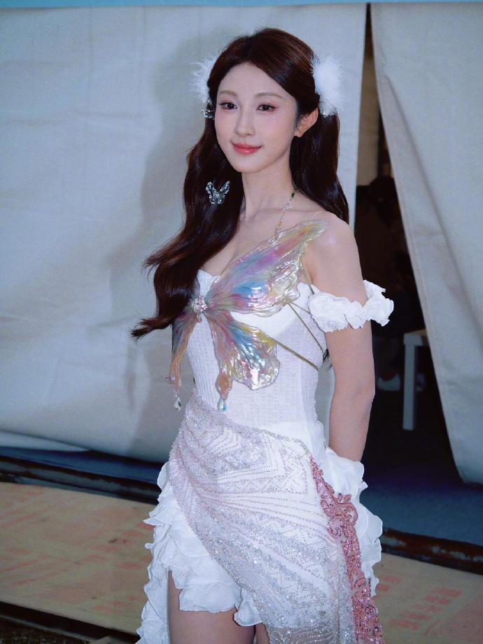 张小婉 千禧年辣姐张小婉到底往造型里加了什么魔法！近期造型直接一秒梦回千禧年，太