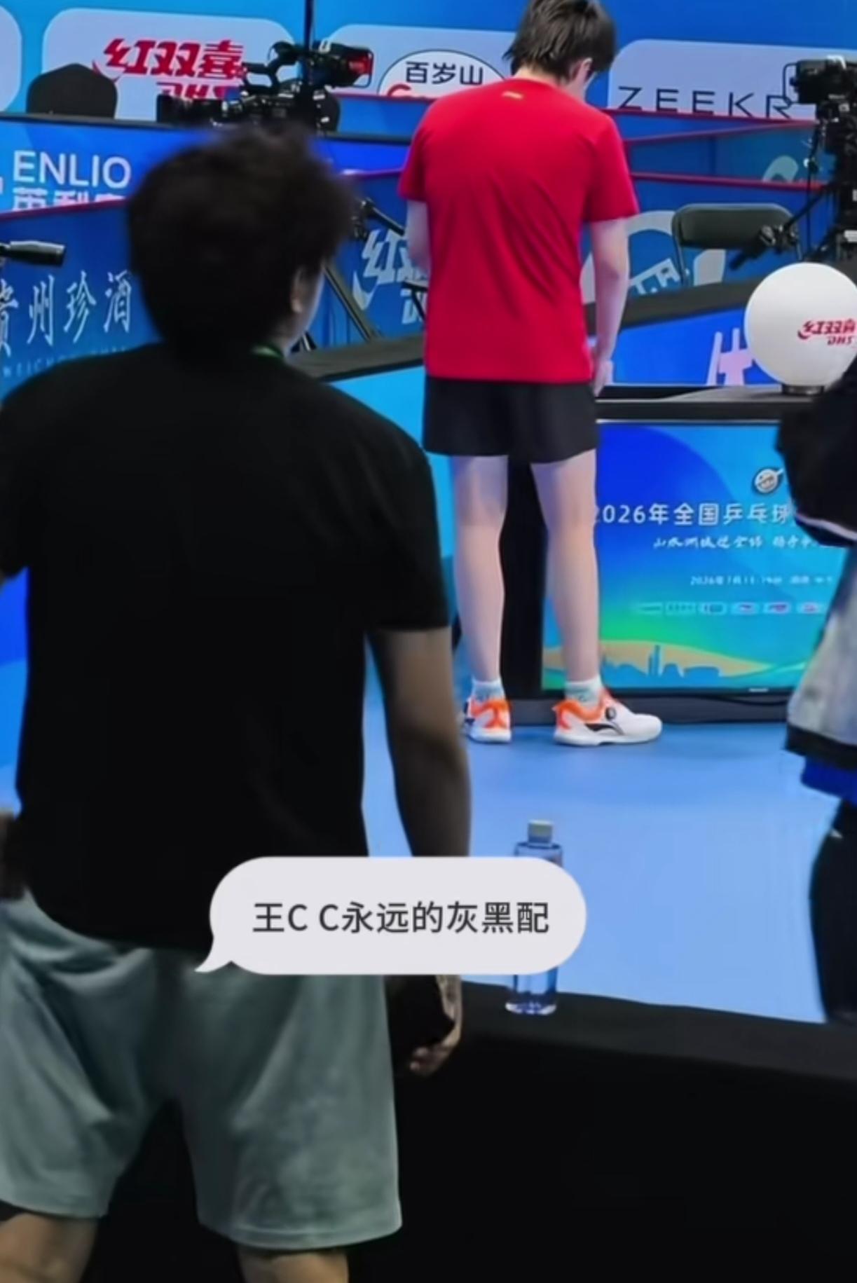 王CC你工作可“上点心”吧，
“再不上点心”就要失业了。
球迷们可是看在眼里了，
