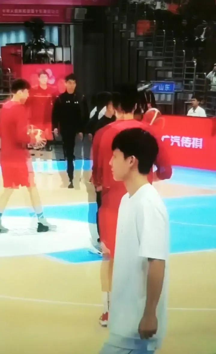 这场球从赛程出来就被盯着，两边都没理由轻易松口，三少这几年打出来的影响力不用多说