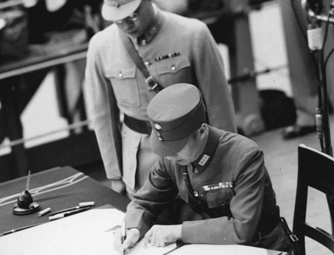 1945年9月2日，在美军军舰“密苏里”号上，日本代表在无条件投降书上签字。中美