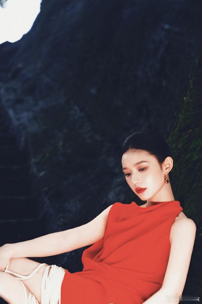 林允身上的气质林允美成人间富贵花了 林允美成人间富贵花了，身上的气质真的优雅又高