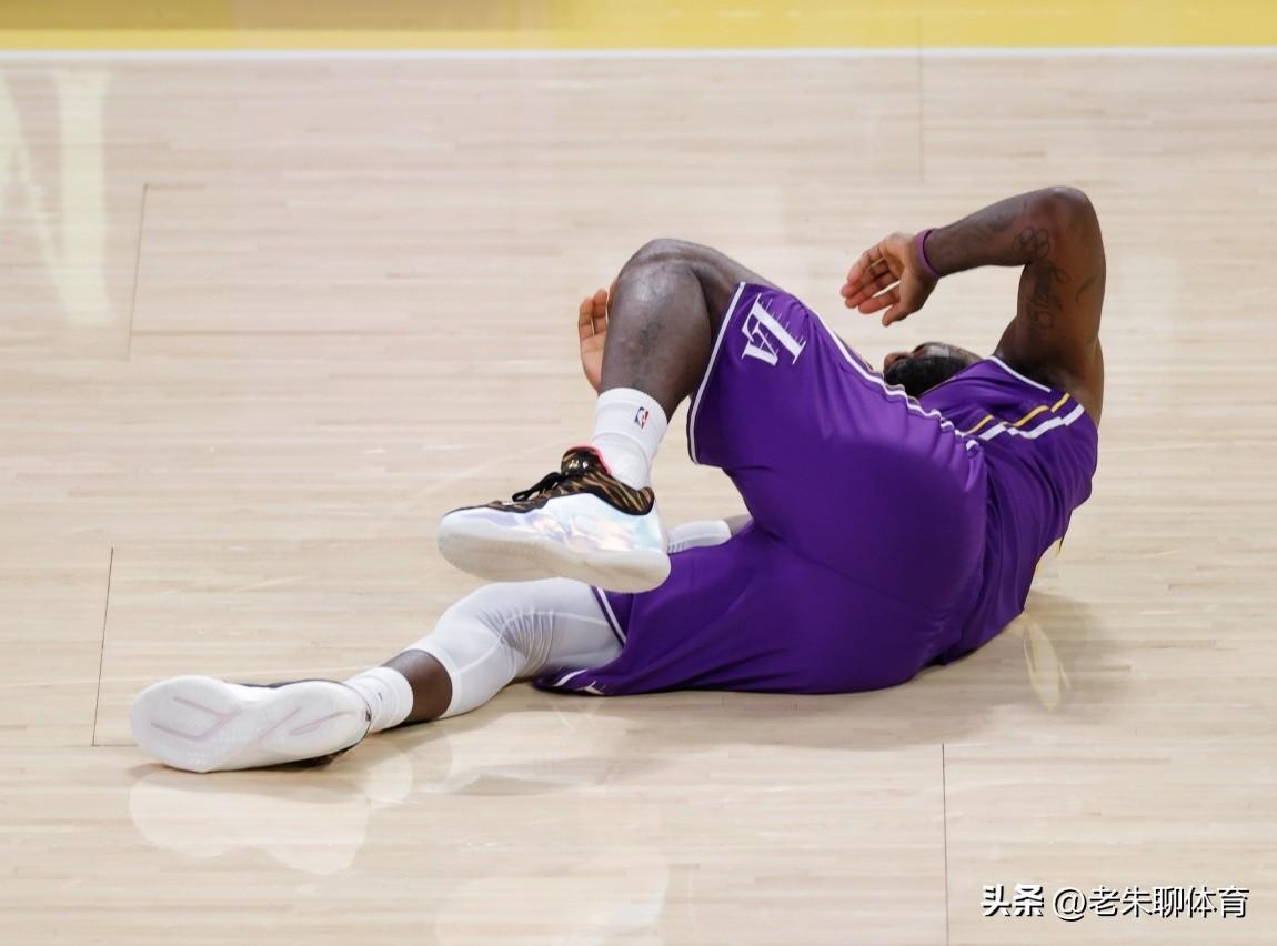 詹姆斯不打，湖人反而更好？
在对阵掘金比赛的最后时刻，詹姆斯受伤，因此最近两场比