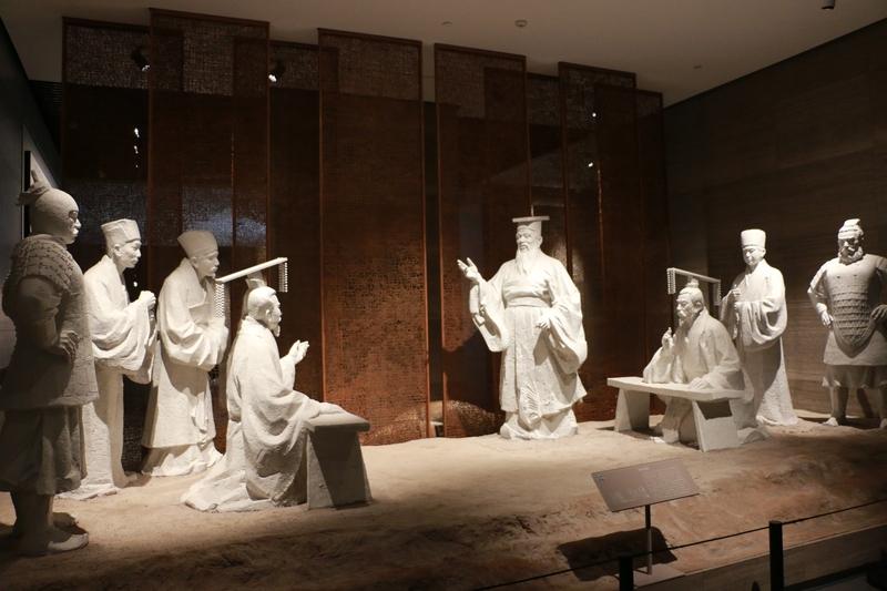 以德报怨何以报德”出自《论语·宪问》，是孔子对“以德报怨”主张的反问，核心意思是