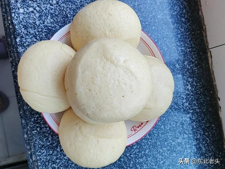 又该蒸馒头了，
过节儿子三口带来的东西吃没了，
蒸几个玉米面和白面的馒头，
只要
