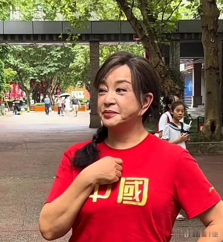 刘晓庆这个老龄少女虽然名气大，但是早就因为过度使用化学化妆品而面目全非，显得十分