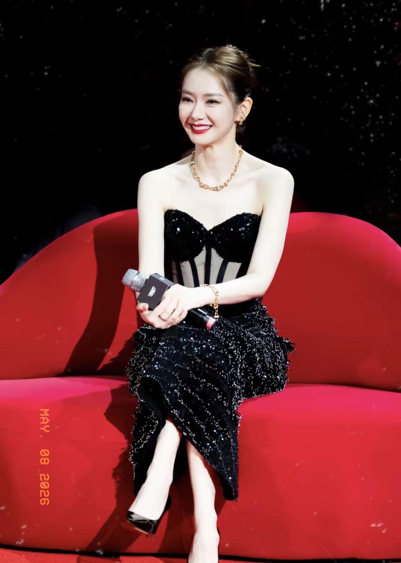真正好的婚姻，从来不是女人独自扛下带娃所有辛苦。
戚薇产后没有请月嫂，全程和老公