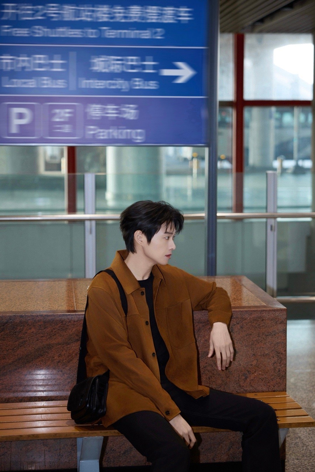 魏大勋｜巴黎男装周 魏大勋启程巴黎，将出席Saint Laurent 2026秋