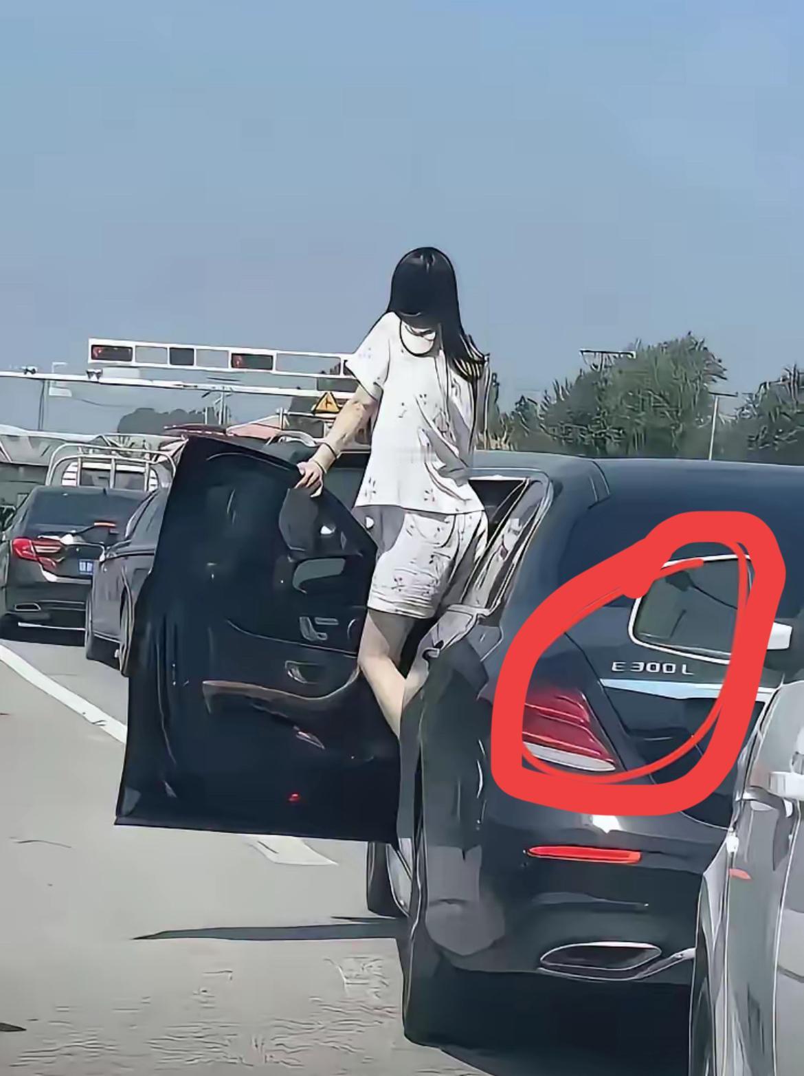 堵车堵得心烦时，一眼瞅见个穿睡衣的姑娘从奔驰E300L上下来透气，满身名牌却也皱