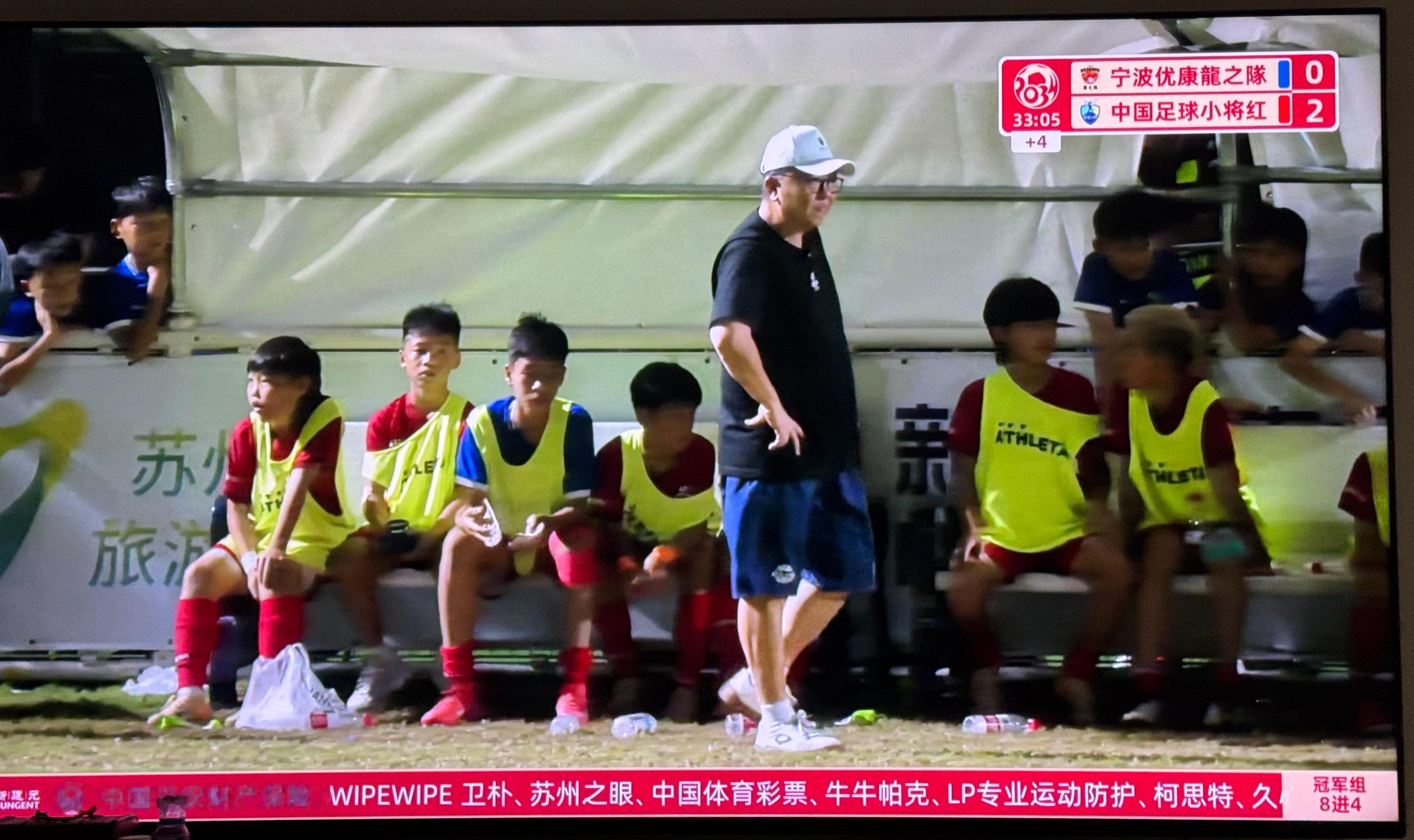 就冲小学生足球比赛不单能直播，有VAR还能免费蓝光投屏！这个男人就配叫一声董老师
