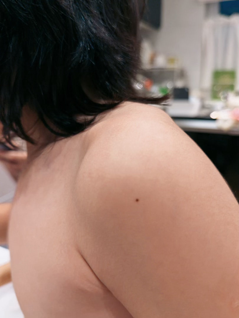 光着膀子吃杨梅我和他说不要把杨梅汁滴到衣服上，妈妈很难洗的！今年吃杨梅，吃到甜的