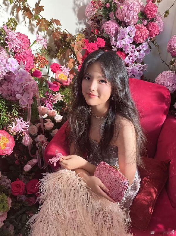 王诗龄的脚王诗龄的脚P错了 芭莎 P 图把脚弄成两只右脚，被发现后火速改回来，也