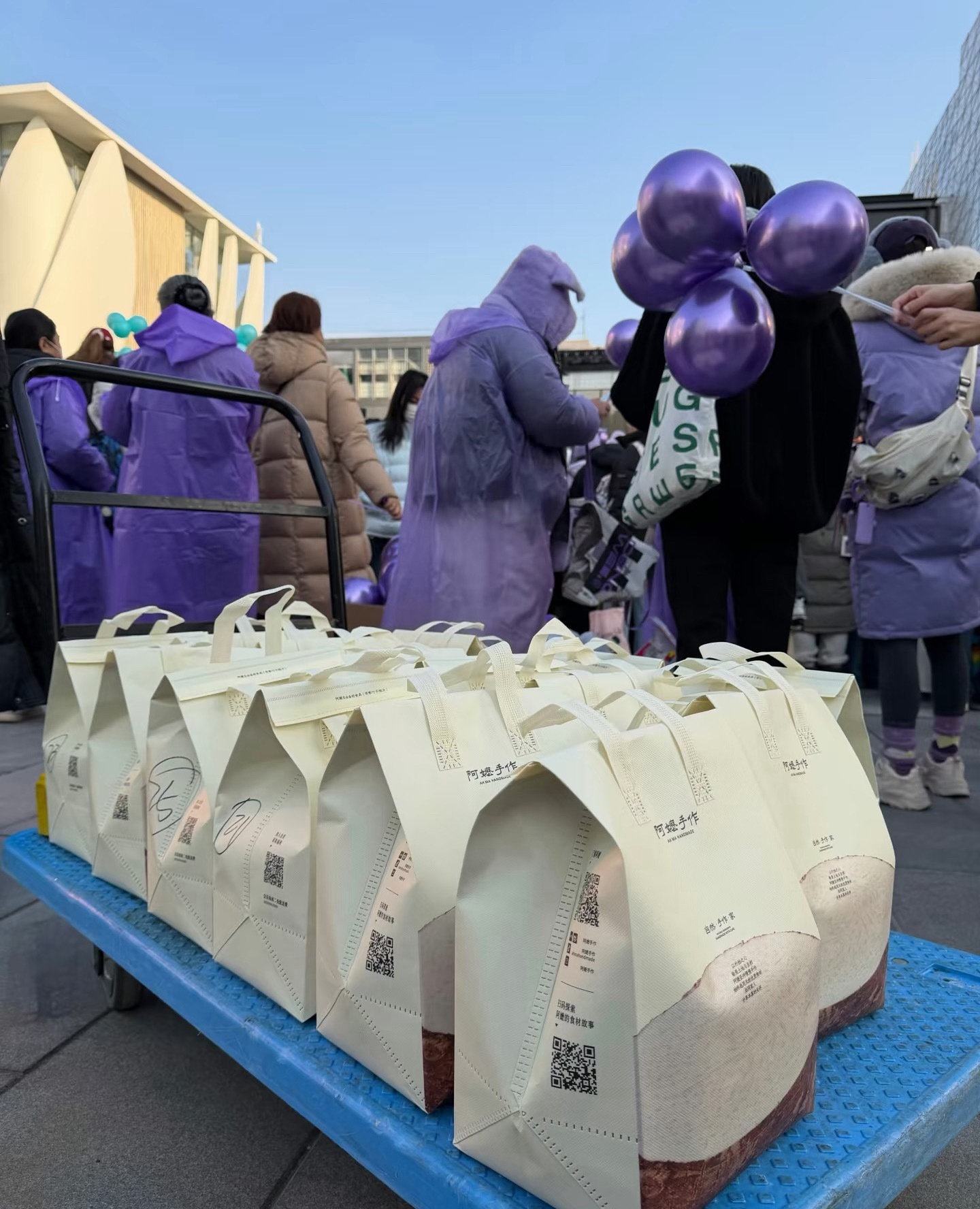 邓为太暖心了！！！给迪奥活动现场等待的钻石们准备200份奶茶和暖宝宝，双向奔赴具