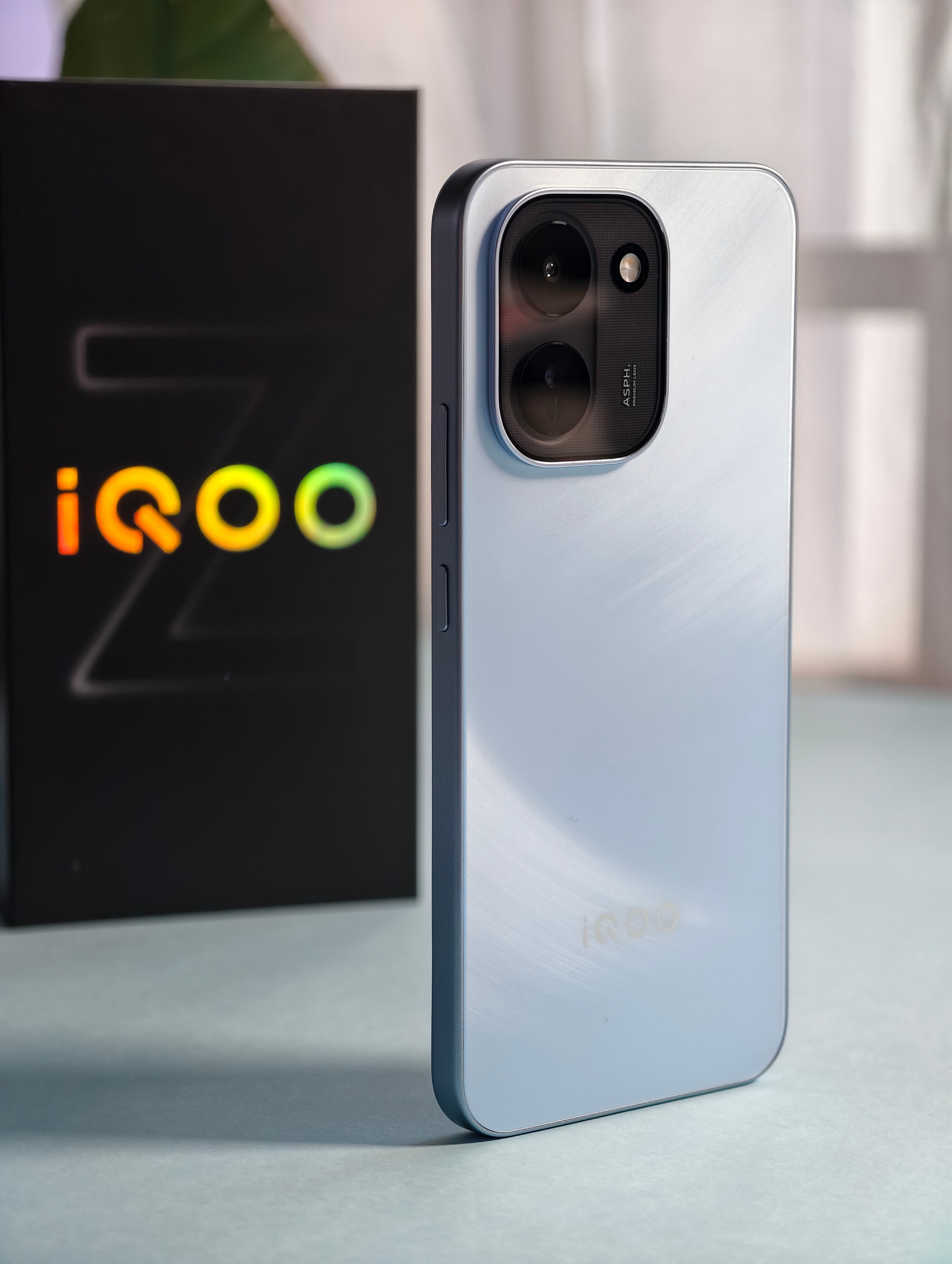 iQOO Z11 沧浪浮光真机上手｜颜值手感续航三重在线第一眼就被沧浪浮光狠狠拿