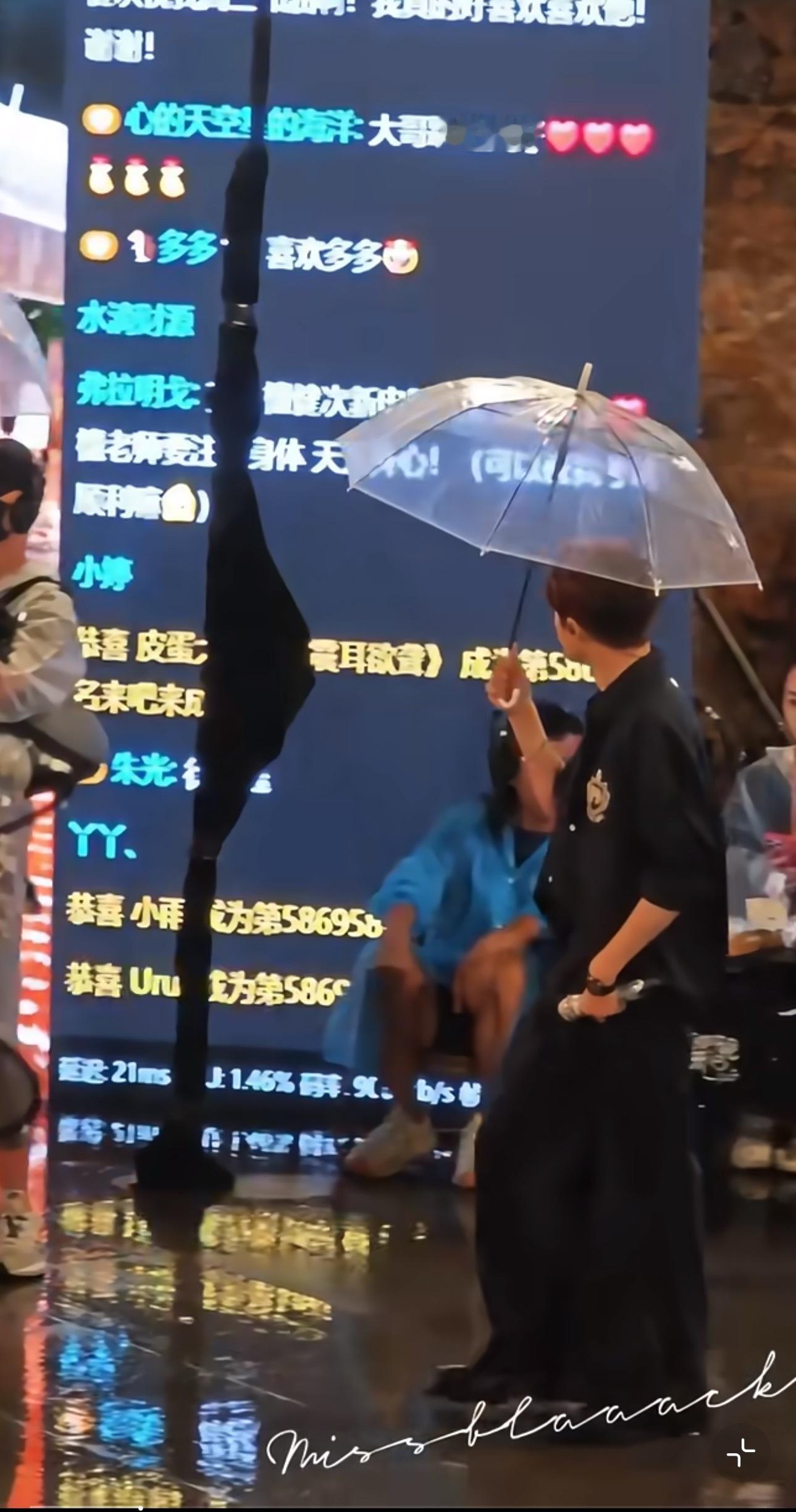 原来这个大屏这么大，那宝宝可以看到满屏的檀健次🥺 ​​​