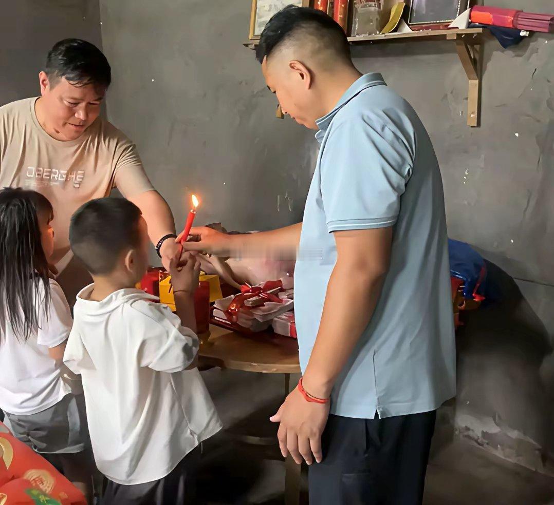 这是订娃娃亲的吗？还是父母有先见之明，不然长大后找女朋友太难了 