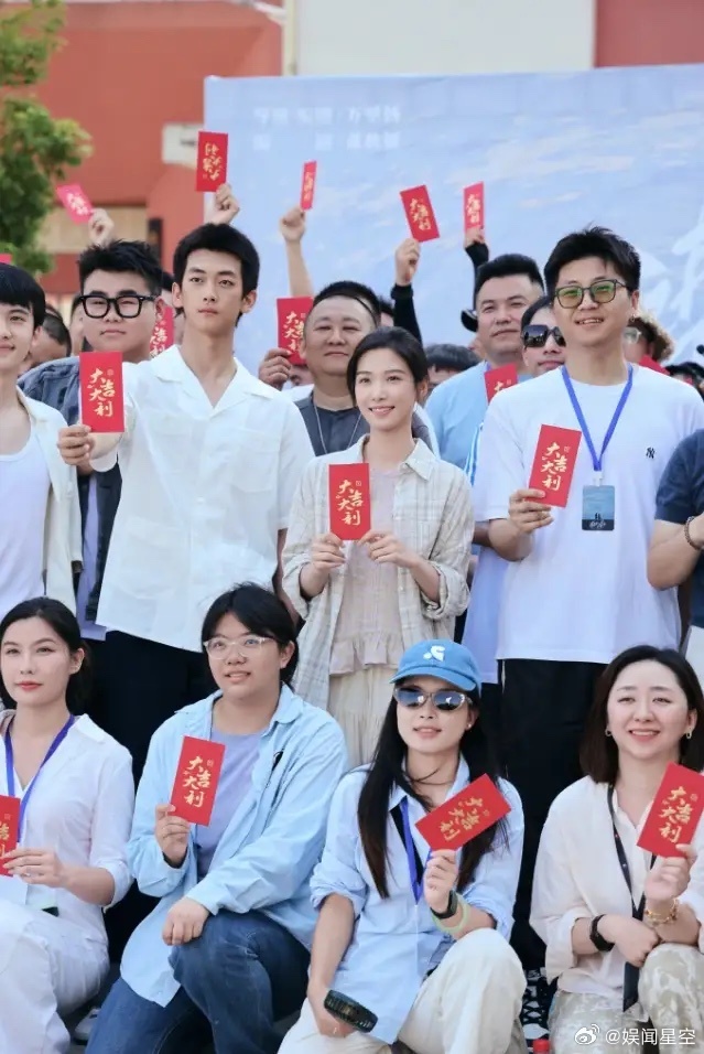 卢昱晓首部一番院线电影开机！前几天张凌赫粉丝还抵制卢昱晓出演《刺棠》女主，现在人