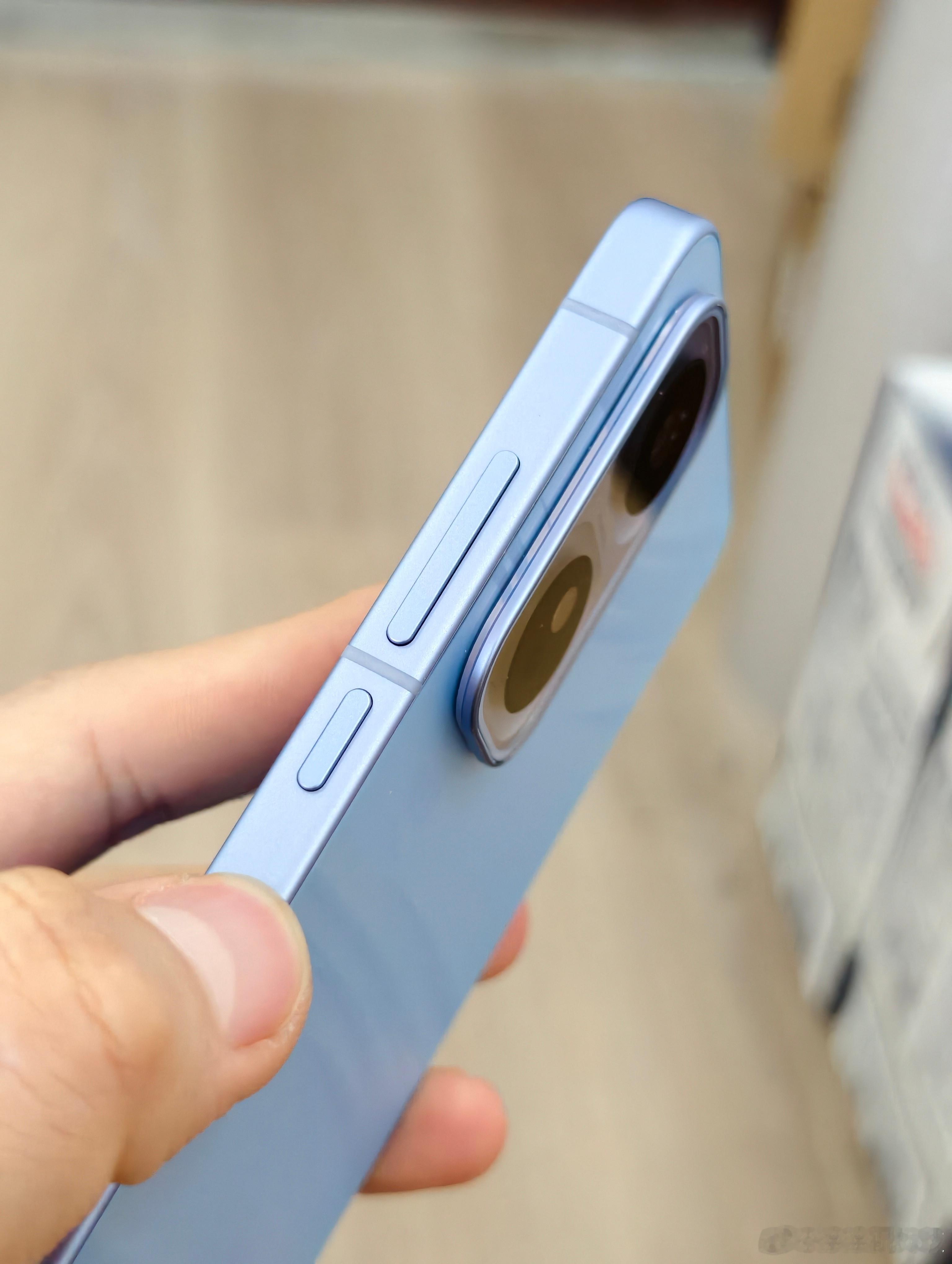 这代Neo11在外观上最戳我的总共有2个点，一个是金属中框的加入，让整体的质感肉