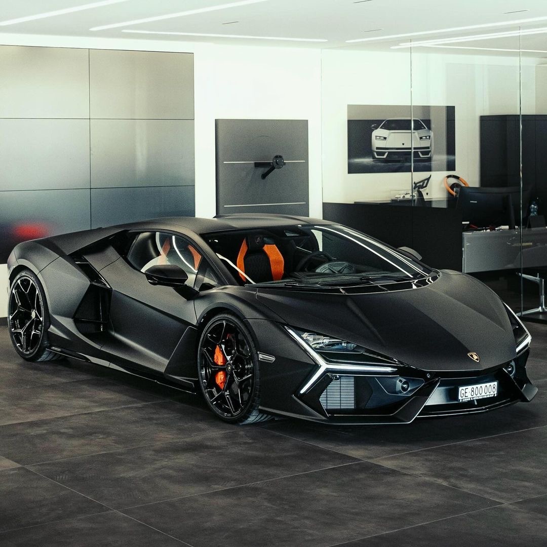 Lamborghini RevueltoColor : Nero Nemesis
