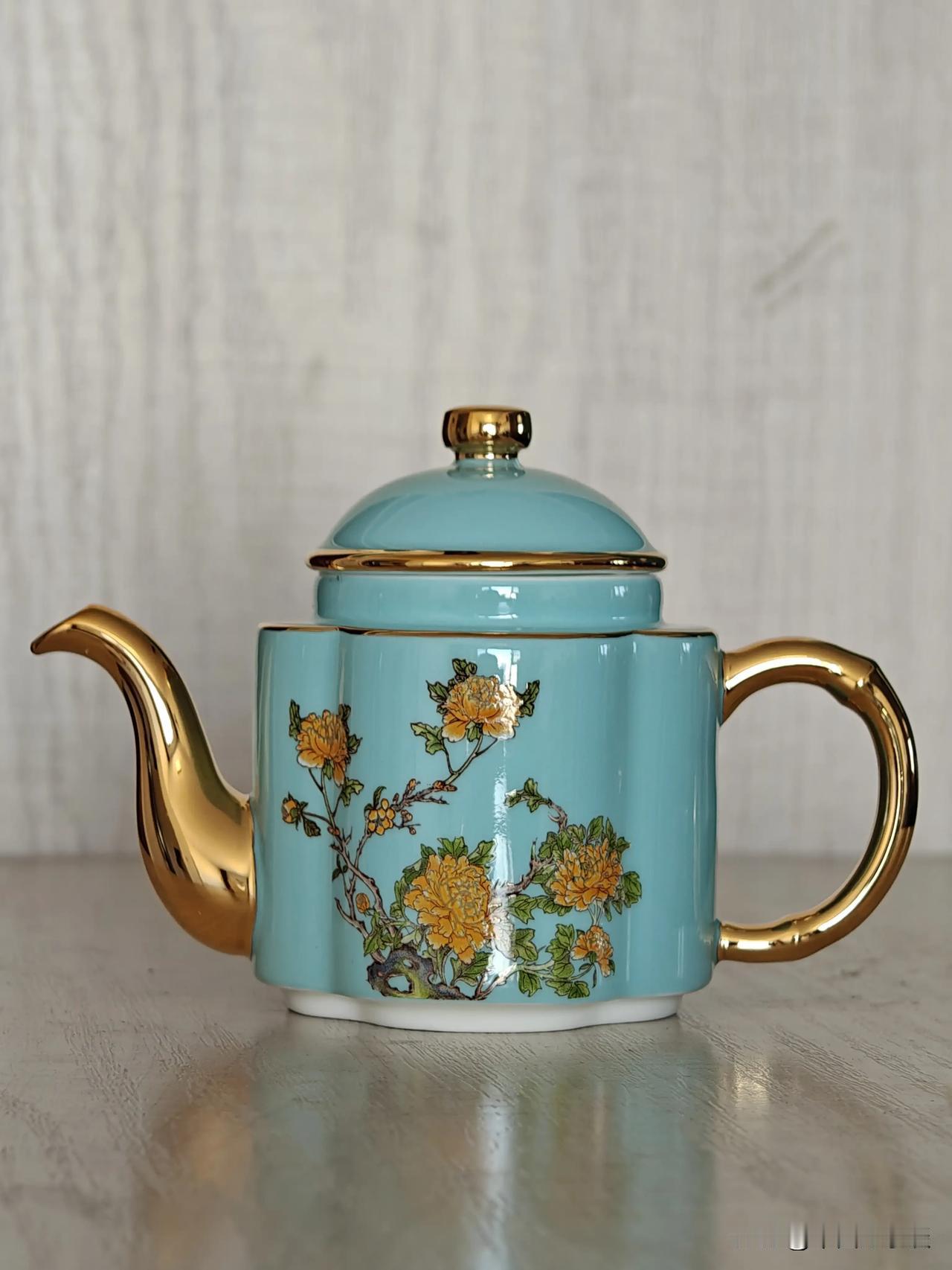 比亚迪的这套夫人瓷西湖蓝联名茶具，高端雅致有品味，据说是国瓷系列，耐看又值得品鉴