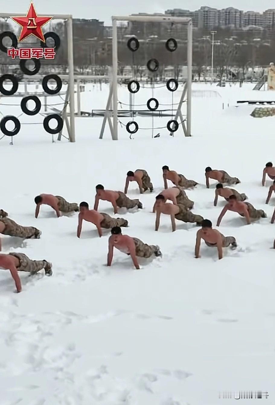 中国军人冰天雪地赤膊抗寒训练！[赞]
太燃啦！零下十几度光着上身在雪地里训练，没
