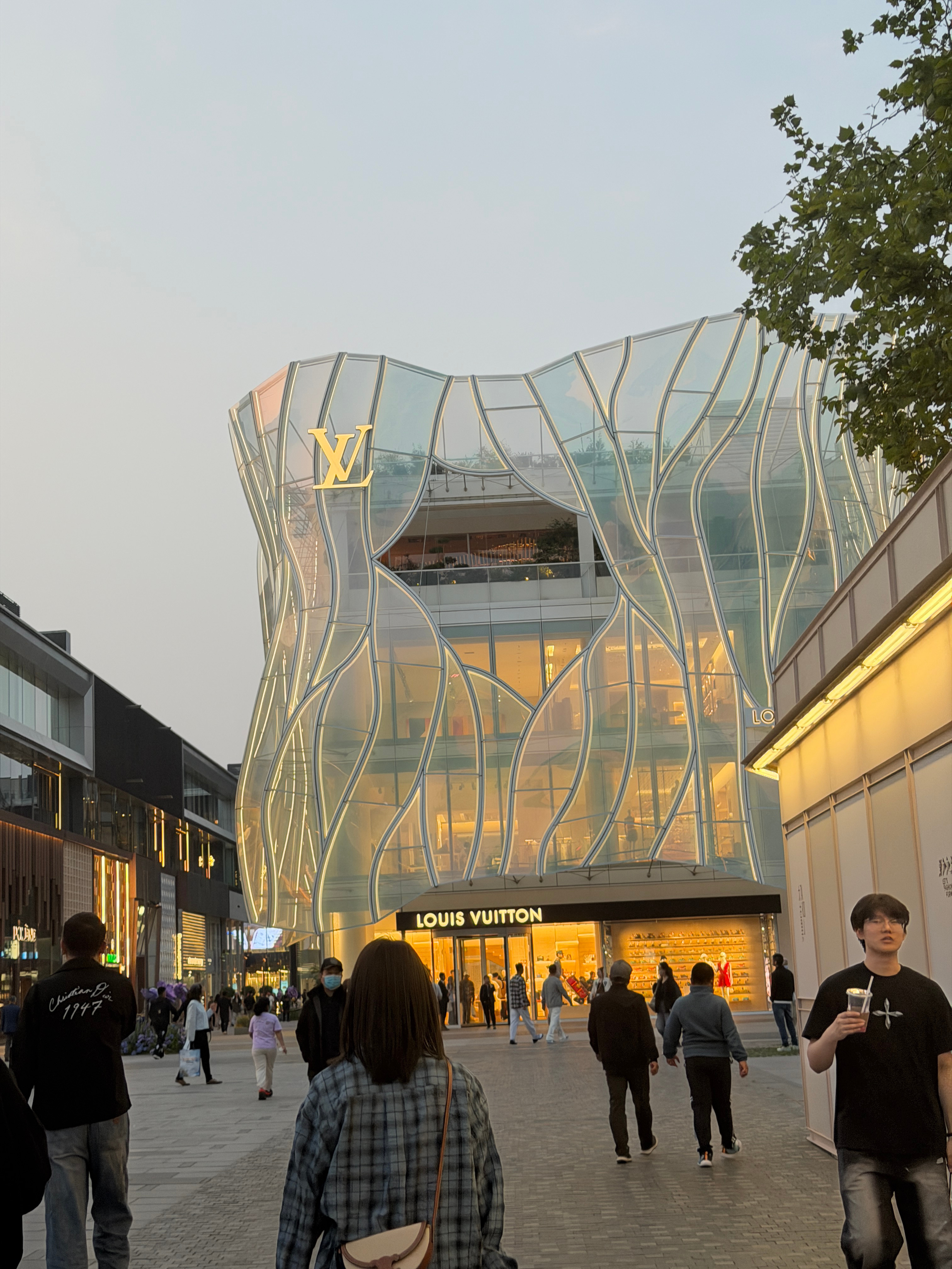 边牧挂件没有了...只能放弃消费...新装修好的三里屯北区比原来好很多...路上