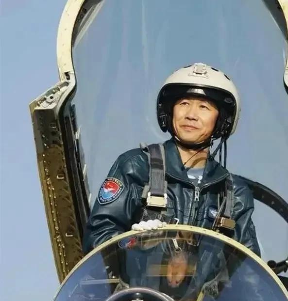 1987年，飞行员徐勇凌驾驶一架歼6战斗机，听错口令，撞上长机，坠毁在云南的深山