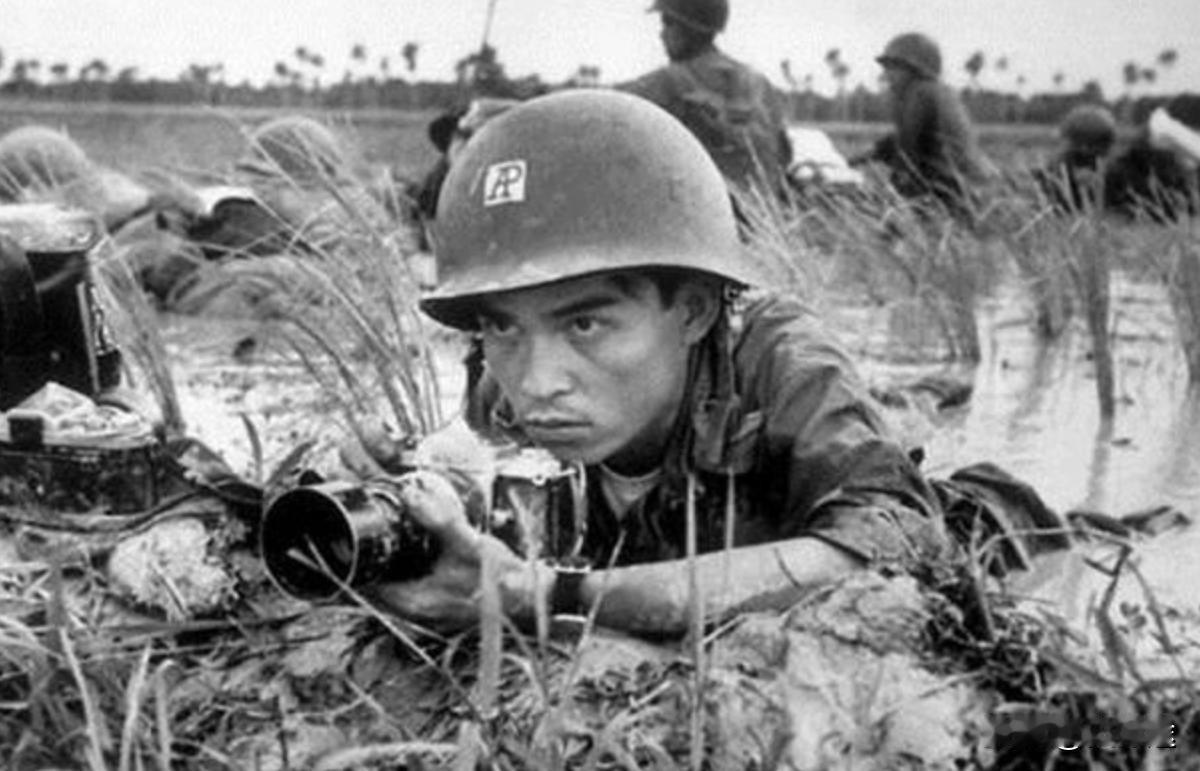 他是当年收复“老山战役“中，第一个冲上老山主峰阵地的战斗英雄；战后，他将“一等功