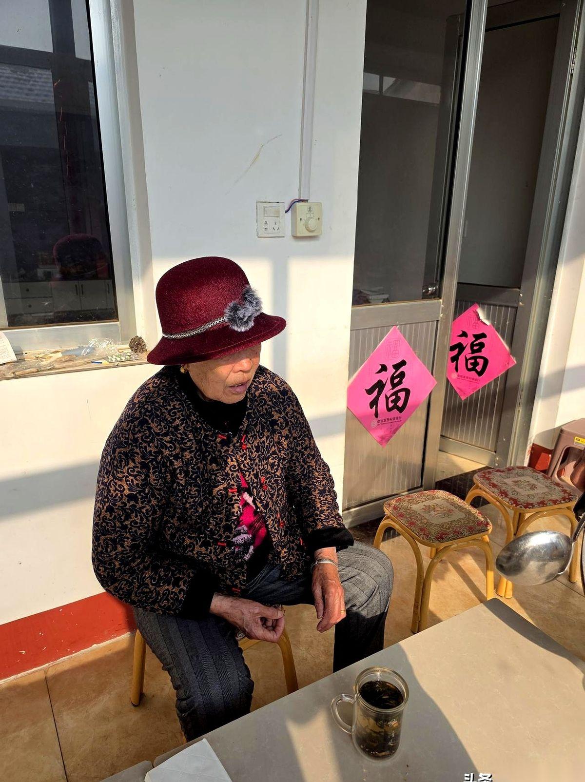 我妈，83岁，就因为我感冒了，昨晚一夜没睡。
她老人家，每隔两小时就摸黑穿过冰冷