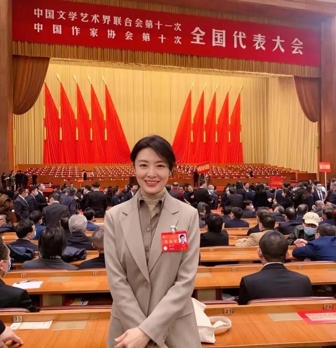 57岁周涛穿正装亮相人民大会堂，那气质，那风范，简直就是女干部中的佼佼者，透出一