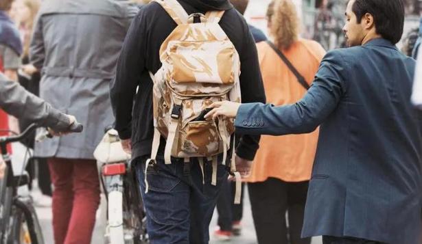 据说，欧洲小偷圈里有条不成文的规矩：中国游客的钱包可以下手，但手机最好别碰。因为