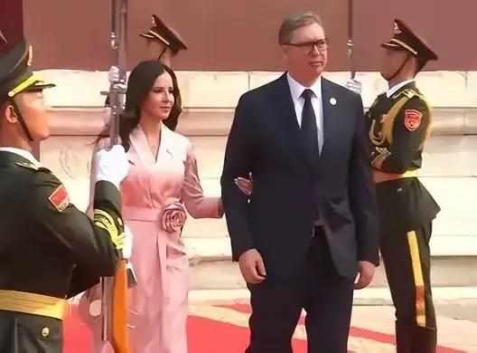 就在整个西方都以为塞尔维亚已经弹尽粮绝，马上就要乖乖投降的时候。一向愁眉苦脸的武