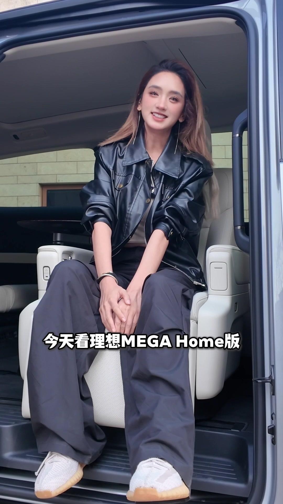 1️⃣旋转座椅
理想MEGA的座椅可以从正常模式旋转至90度，甚至可以调节到45