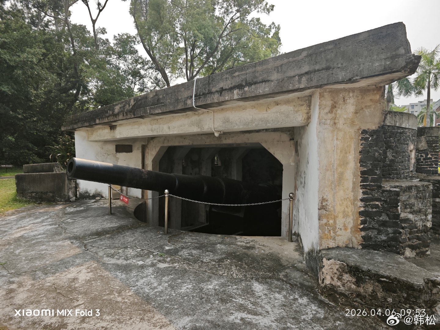参拜海口海瑞墓后，又去瞻仰秀英炮台，就在距离滨海路不远的高地上，四周是高楼大厦，