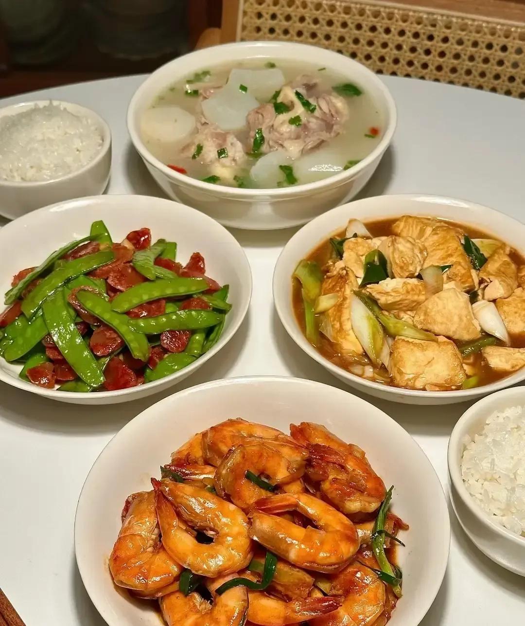 朋友天天点外卖，娃一入冬就感冒，一个月跑三趟医院，医生直接一句：外卖吃多，免疫力