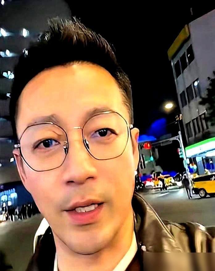 汪小菲直播报喜，张嘴却是“女儿六斤四两”，就离谱，身边人刚给他生的是儿子。
 