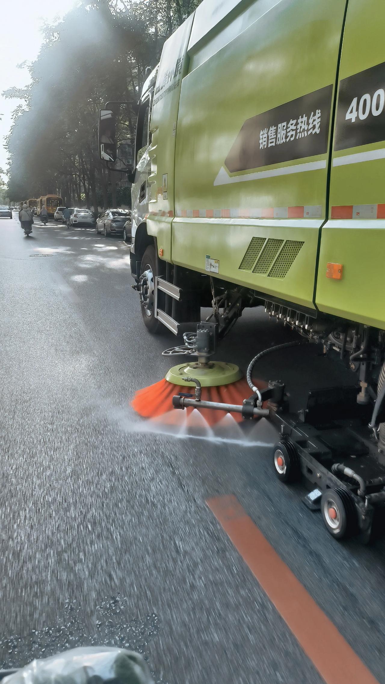 警惕！洒水路面比下雨天还滑，原来根本不是普通积水

网友吐槽街头洒水车洒完水后，